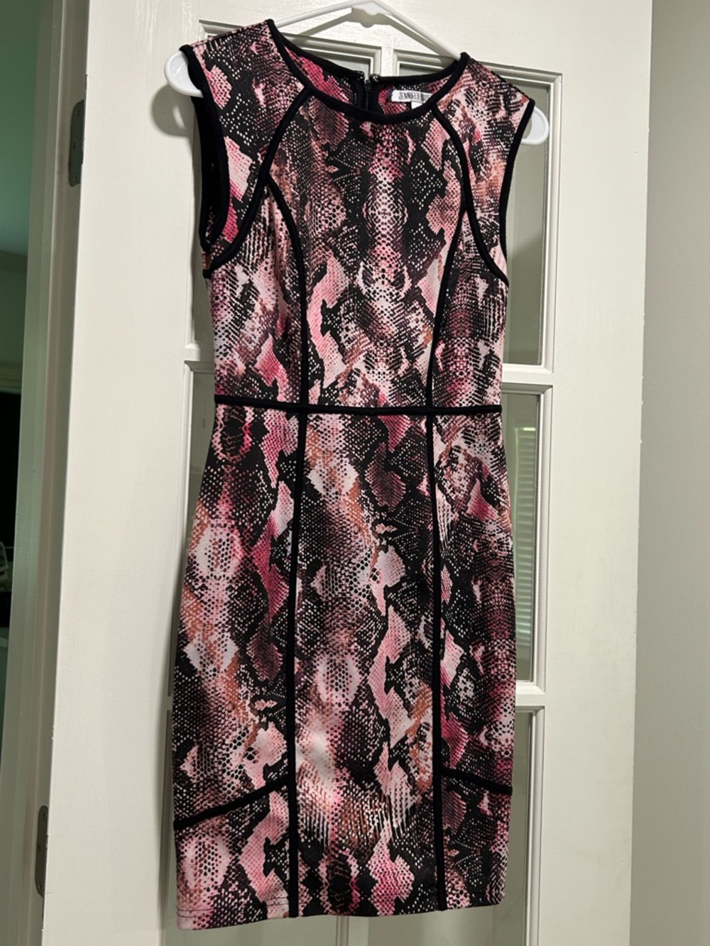 Jennifer Lopez Size 0 Sleeveless Pink Snake-Print Sheath Dress